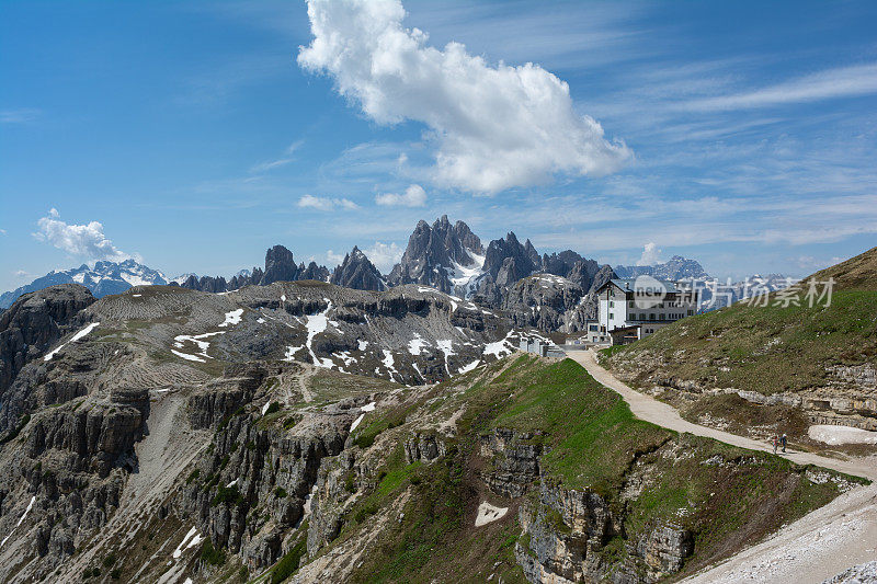 通往避难所奥伦佐的小路。Tre Cime (Drei Zinnen)，意大利